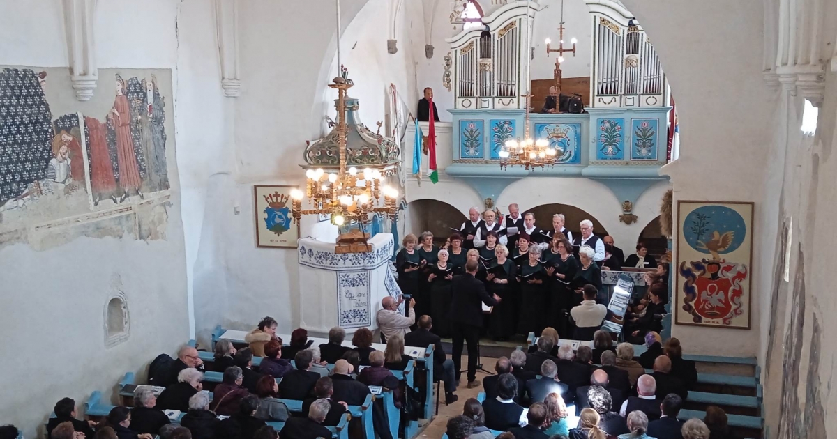 Dallamos imádsággal töltött nap